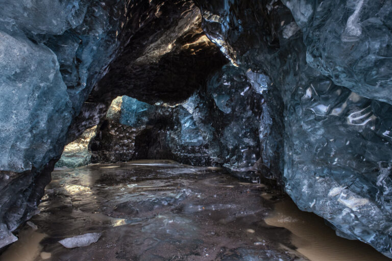 Jaskina Lodowa w Islandii 24