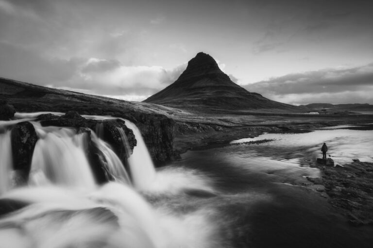 Kirkjufell, Islandia, wodospady Islandii, człowiek w krajobrazie, Marcin Kęsek fotografia czarno biała, Islandia